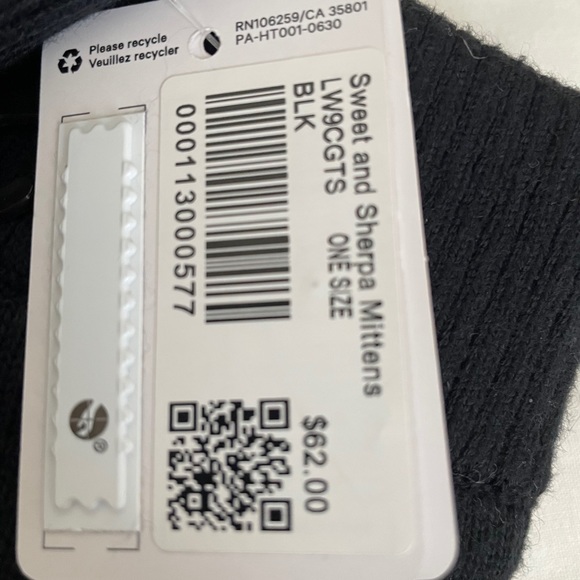 NWT lululemon sweet and Sherpa mittens black - Picture 3 of 3